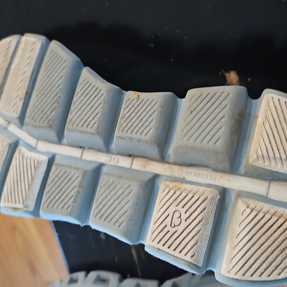 Oncloud Women  Athletic Sneakers - Picture 4 of 7